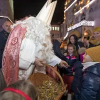 Sinočnji prihod Miklavža na Titov trg