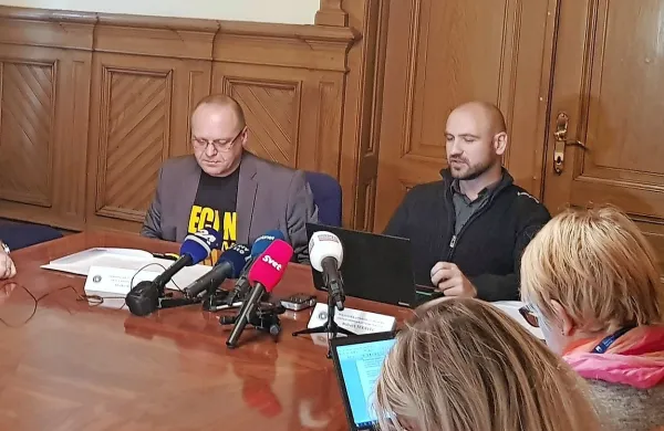 Vinko Stojnšek (levo) in Robert Tekavec sta  včeraj poudarila tudi pomen  preventive in osveščanja 
staršev, ki morajo biti pozorni na to, kaj počnejo  njihovi mladostniki prek spleta.    