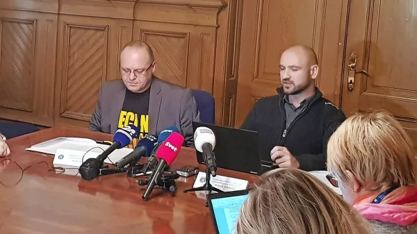 Vinko Stojnšek (levo) in Robert Tekavec sta  včeraj poudarila tudi pomen  preventive in osveščanja 
staršev, ki morajo biti pozorni na to, kaj počnejo  njihovi mladostniki prek spleta.    