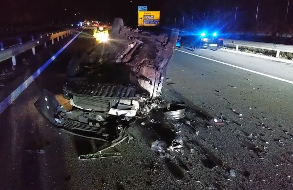 Dolenjska voznica je v sredo zvečer na avtocesti z avtom končala 
na strehi.