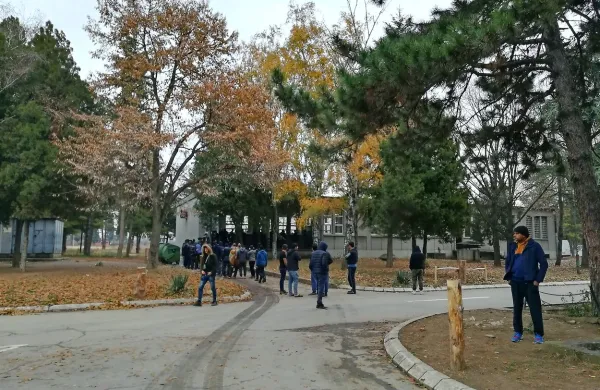 V nekdanji  vojašnici v Obrenovcu so nastanjeni moški. V različnih 
delih Srbije je 16 migrantskih centrov. 