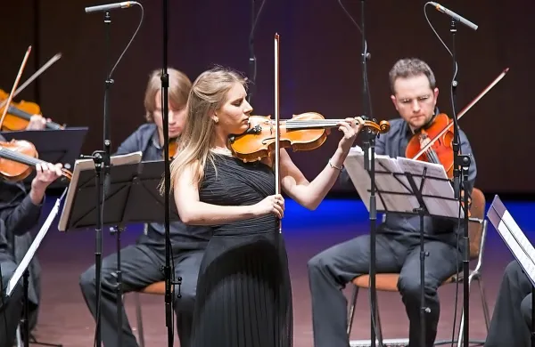 Na odru Kulturnega doma Nova Gorica  je s Komornim godalnim orkestrom Slovenske filharmonije 
nastopila  Nika Toškan, obetavna  mlada violinistka iz Kubeda.
