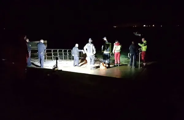 Pri reševanju moškega so policistom pomagali reševalci NMP Izola 
in gasilci Gasilske brigade Koper.