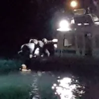 Policisti so moškega naposled uspeli prepričati, naj pride na 
površje.