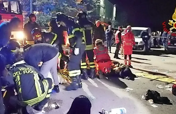 Vzrok za nesrečo naj bi bila razpršitev jedke snovi, zaradi katere so 
mladi začeli bežati in hoditi drug po drugem.