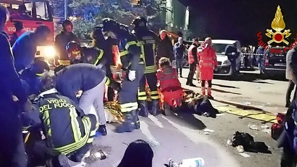 Vzrok za nesrečo naj bi bila razpršitev jedke snovi, zaradi katere so 
mladi začeli bežati in hoditi drug po drugem.
