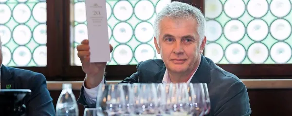 Loris Požar je kupil prvi in zadnji ponujeni sodček vina.