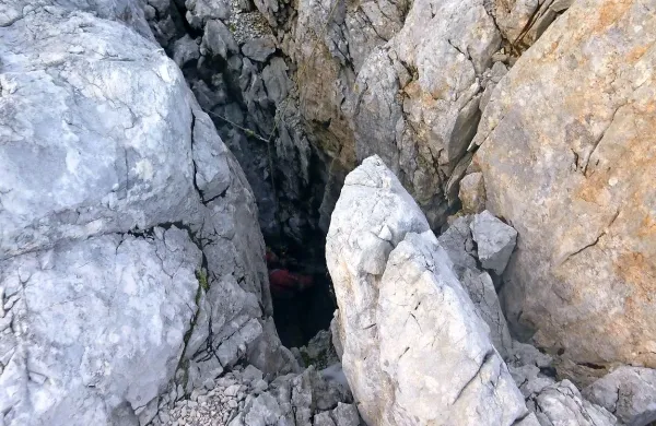 Vhod v jamo Hudi Vršič na Rombonskih podih