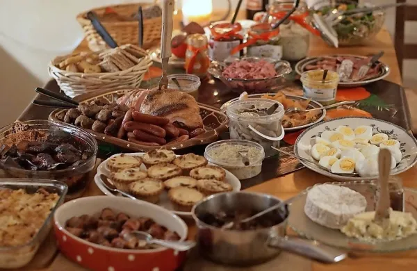 

Praznične prehranske pregrehe lahko poslabšajo tudi stanje 
številnih drugih bolezni, kot so sladkorna bolezen, bolezni srca in 
ožilja ter bolezni pljuč, poleg tega lahko povzročijo zamaščenje 
jeter.