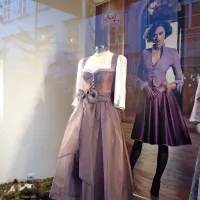 Ali veste zakaj gredo moški  na pivo, je  vprašala Zdenka Kompare 
in se pošalila, da ne more biti  dvoma, če so  natakarice oblečene v 
“dirndl”, avstrijsko tradicionalno nošo s korzetom.  