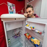 Otroke v stiski bo ogrel Hladilnik toplega srca