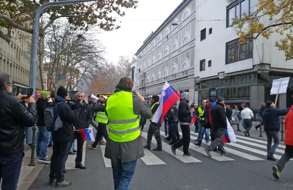 Na ljubljanskem Trgu republike so protesti ohromili promet pred 
državnim zborom, protestniki blokirajo tudi vhod v parlament.