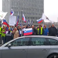 Protestniki ohromili promet pred parlamentom in blokirali vhod