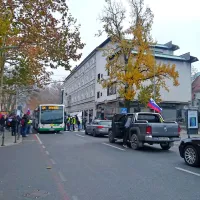 Protestniki ohromili promet pred parlamentom in blokirali vhod