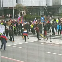 Protestniki ohromili promet pred parlamentom in blokirali vhod