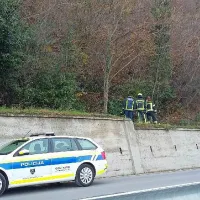 Na brežini nad parkiriščem v Žusterni so opazili truplo.