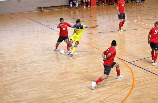  Nik Zajc (Bronx, v rumeni opravi) si z Matejem Fiderškom 
(Maribor) deli prvo mesto v razvrstitvi strelcev slovenskega 
prvenstva.