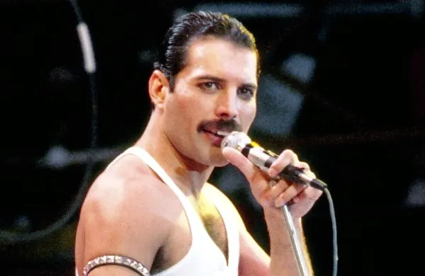 Britanska skupina The Queen je zaslovela predvsem po zaslugi 
svojega frontmana Freddieja Mercuryja.
