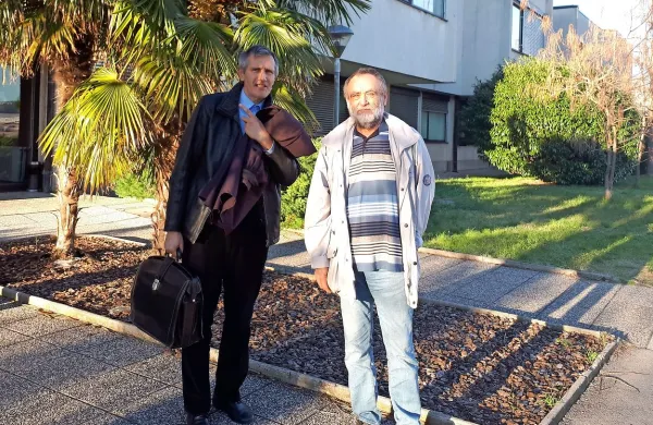 Nekdanjemu predsedniku uprave Cimosa Francetu Krašovcu je po 
današnji  oprostilni sodbi  in  po skoraj dvajsetih letih  od sklenitve 
posla le odleglo (ob njem levo odvetnik Franc Rojko).