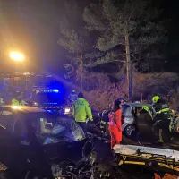 V čelnem trčenju pri Obrovu oba voznika po&scaron;kodovana, avta pa uničena