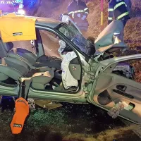 V čelnem trčenju pri Obrovu oba voznika po&scaron;kodovana, avta pa uničena