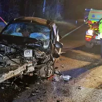 V čelnem trčenju pri Obrovu oba voznika po&scaron;kodovana, avta pa uničena