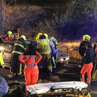 V čelnem trčenju pri Obrovu oba voznika po&scaron;kodovana, avta pa uničena