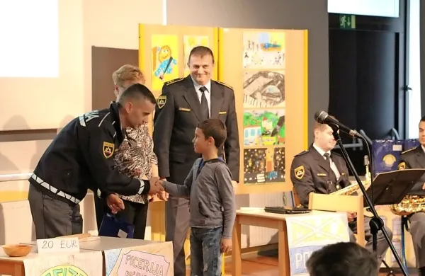 V Cerknem so podelili  praktične  nagrade  najboljšim  mladim 
avtorjem  likovnih del na temo Varno na poti v šolo in domov.
