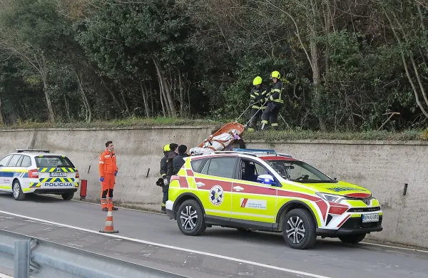 Truplo na nosilih so včeraj po poraščenem klifu spustili na obalno 
cesto. 