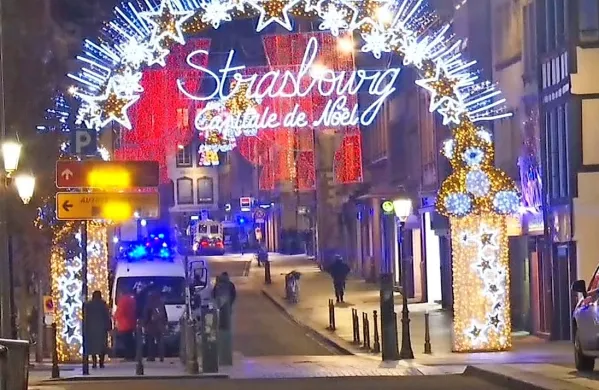 

Streli so nekaj minut pred 20. uro odjeknili v bližini strasbourškega 
trga Kleber, na katerem je eden največjih božičnih sejmov. 