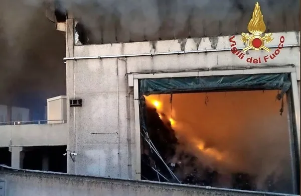 Na enem od centrov za ravnanje z odpadki v Rimu je ponoči 
zagorelo, požar je mesto zavil v dim in smrad.