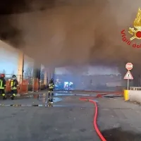 Požar na odlagali&scaron;ču odpadkov Rim zavil v dim in smrad
