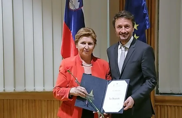 Ivi Devetak je priznanje izročil Matjaž Švagan. 
