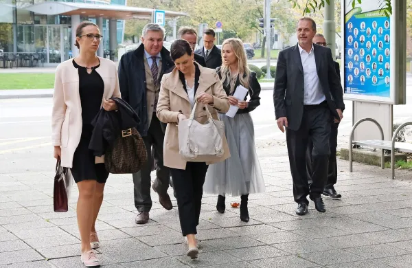 Novembra so se naroka na novogoriškem okrožnem sodišču 
udeležili Rok Uršič, Janoš Butinar ter predstavnika njunih podjetij 
z odvetniki.