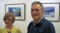 Kar fotografira  Hinko Poročnik, prva občuduje    žena Danica.  