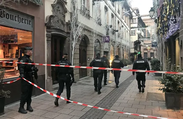 Napadalec, ki je v torek zvečer v Strasbourgu ubil tri ljudi, ostaja 
na begu, išče ga več kot 600 pripadnikov varnostnih sil. 