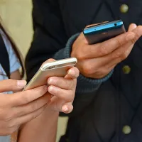 Rusinja umrla v kadi med polnjenjem telefona