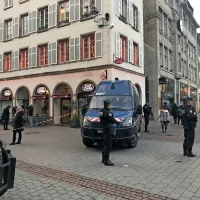 Policisti na trgu Kleber v Strasbourgu, potem ko so tam v torek 
zvečer odjeknili streli. 