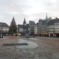 Streli so okrog 20. ure odjeknili blizu strasbourškega trga Kleber, 
na katerem je eden največjih božičnih sejmov.