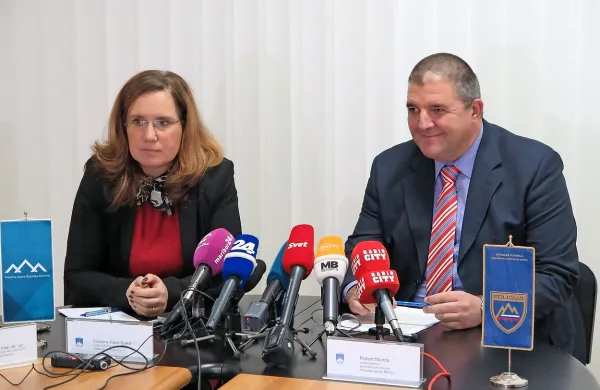 Vodja mariborskih kriminalistov Robert Munda in vodja sektorja 
za preiskave na Generalnem finančnem uradu Damjana Slapar 
Burkat