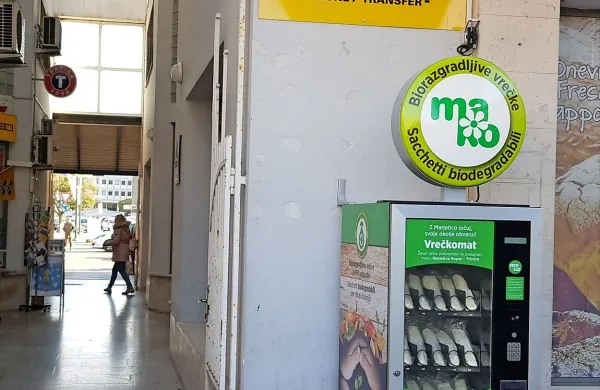 Prvi testni vrečkomat so namestili na koprski tržnici.