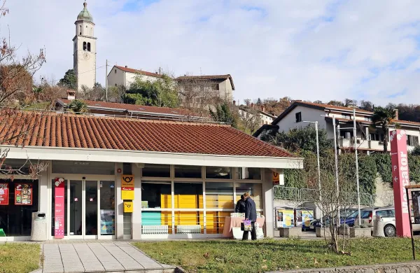 Danes okoli 9. ure sta neznana moška oropala pošto v Braniku.