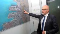 Dimitrij Zadel kaže, kje nastaja nov srminski vhod, ki ga bodo odprli marca, kje bo nov kamionski terminal in kje želijo skladiščiti avtomobile.