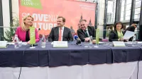 Vrh slovenskega turizma v Narodni galeriji (z leve): Maja Pak, direktorica STO, ministra Dejan Prešiček in Zdravko 
Počivalšek ter državna sekretarka Eva Štravs Podlogar.