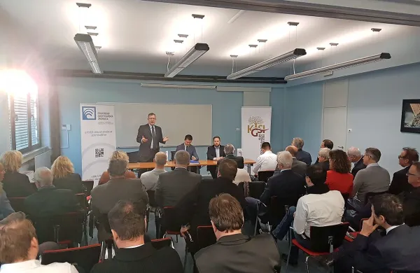 Tilen Božič (v sredini)  je v Kopru orisal  načrte ministrstva za 
prihodnje leto, med katerimi je tudi  prenova ukrepov aktivne 
politike zaposlovanja. 