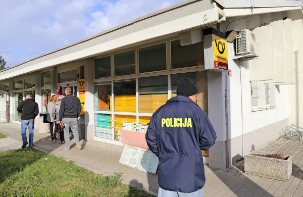 Včeraj nekaj minut po 9. uri sta zamaskirana in oborožena moška 
oropala pošto v Braniku.