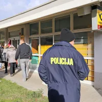 Včeraj nekaj minut po 9. uri sta zamaskirana in oborožena moška 
oropala pošto v Braniku.