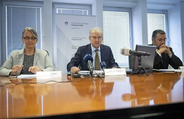 Člani fiskalnega sveta (z leve) Alenka Jerkič, Davorin Kračun in Tomaž Perše opozarjajo, da proračunski načrti vlade Slovenijo oddaljujejo od fiskalnega 
pravila.