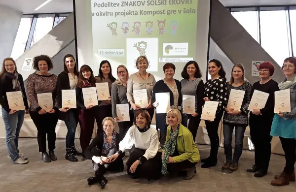 Učiteljica Veronika Marinac (druga z leve) kot mentorica eko 
krožka od leta 2016 z učenci skrbi za vrt lucijske osnovne šole.