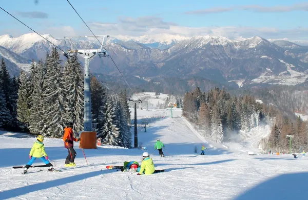 Smučarski center Cerkno je danes v čudovitem zimskem vremenu 
vstopil v sezono  z višinskima progama ob sedežnici Grič in vlečnici 
Dolina.